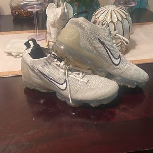 Vapormax youth 7 women’s 8 1/2-9 Good Condition